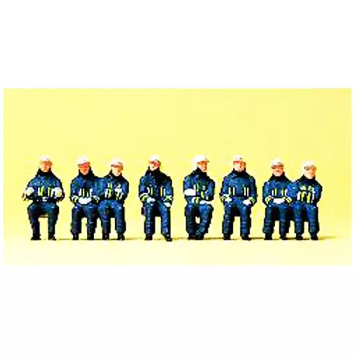 Equipo de bomberos sentado, conductor