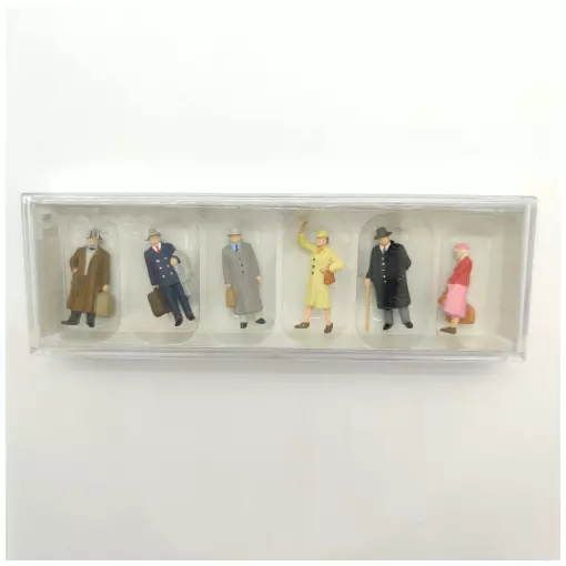Lote de 6 figuras de pasajeros de época III